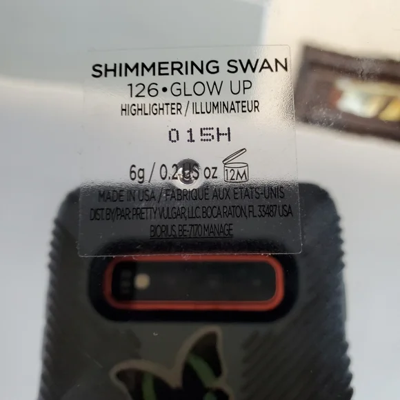 Pretty Vulgar highlighter in shimmering swan - Picture 6 of 6